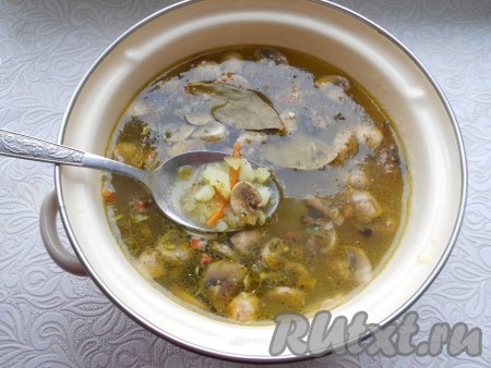 Добавить к картофелю шампиньоны с овощами, специи, лавровый лист и варить суп на слабом огне 5 минут.
