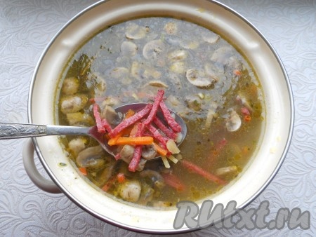 Также добавить нарезанную соломкой сырокопченую колбасу, измельченный чеснок.
