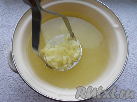 Готовый картофель немного размять толкушкой.