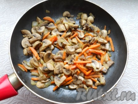 Обжаривать на среднем огне всё вместе 5-7 минут, помешивая.
