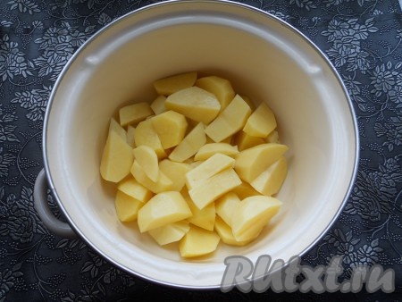 Очищенный картофель, нарезав средними кусочками, залить водой, довести до кипения, убрать пену, посолить и варить на небольшом огне 30 минут.