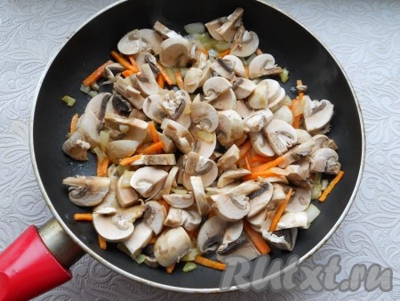 Обжарить овощи, иногда помешивая, до мягкости, после этого добавить нарезанные шампиньоны.