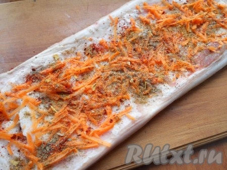 Сало посолить 1 чайной ложкой соли, посыпать сушеными травами, смесью перцев, кориандром и паприкой.