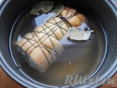 Поместить рулет в кастрюлю, залить водой (вода должна полностью покрыть рулет), всыпать 1 чайную ложку соли, добавить лавровые листья и душистый перец. Варить свиное сало при слабом кипении около 1,5 часов. Я варила рулет в мультиварке, выставив режим "Холодец" на 2 часа.
