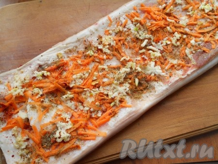 Чеснок пропустить через пресс и выложить его сверху.