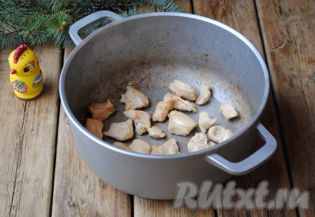 Обжарить, помешивая, на среднем огне до золотистой корочки (это займёт 7-10 минут), затем добавить соль и чёрный молотый перец, перемешать.&nbsp;
