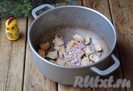 Очищенный лук нарезать кубиками, выложить к мясу и жарить 3-4 минуты, периодически помешивая.&nbsp;
