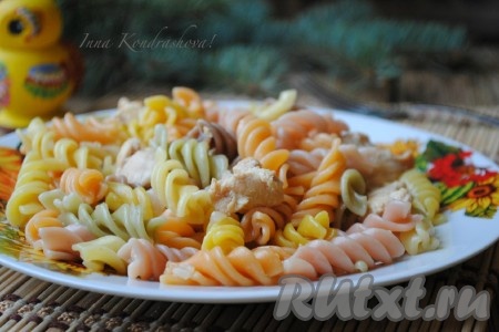 Вкусные и аппетитные макароны с куриным филе готовы, подавать в горячем виде.