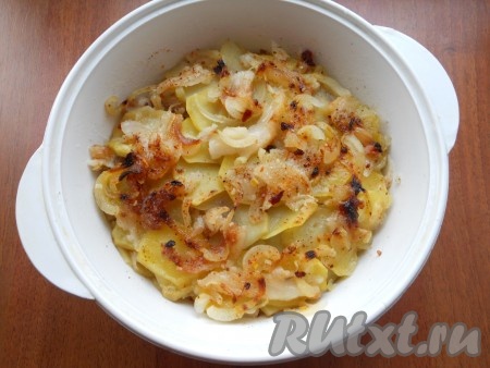 Влить в кастрюльку бульон или воду, накрыть крышкой (обязательно). Готовить в микроволновой печи при мощности 750 Ватт 20 минут.
