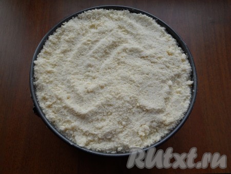 Сверху засыпать оставшейся крошкой-тестом, разровнять. Выпекать королевскую ватрушку с творогом и маком в предварительно разогретой до 180 градусов духовке 1 час.