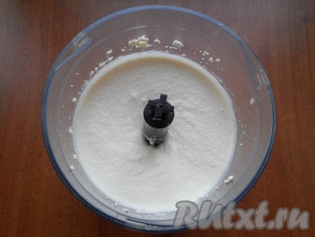 Взбить творог с яйцом до однородного состояния. При желании можно пробить творог с яйцом до однородности и с помощью погружного блендера.