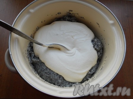 Творожную смесь добавить в тёплую манно-маковую массу, тщательно перемешать творожно-маковую массу (до однородности).