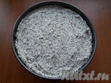 Достать форму с тестом-крошкой из холодильника. Поверх холодного теста-крошки равномерно выложить творожно-маковую массу.