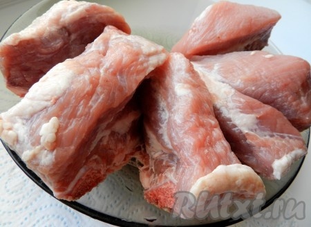 Ребрышки вымыть, разделить на части, обсушить бумажным полотенцем.