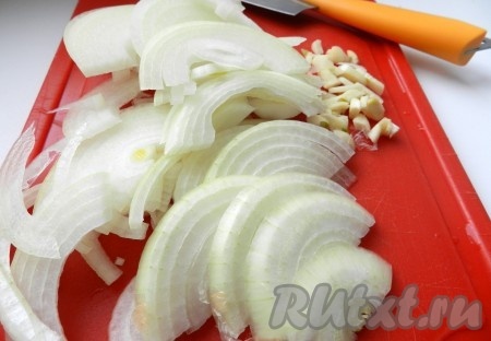 Лук порезать полукольцами, измельчить чеснок.