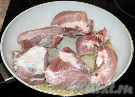 В сковороде разогреть масло и обжаривать мясо со всех сторон на сильном огне в течение 10-12 минут,