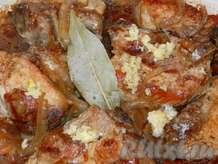 Подлить в сковороду немного кипятка, посолить, поперчить, добавить душийстый перец и лавровый лист, выдавить зубчик чеснока.