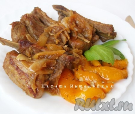 Жареные свиные ребрышки с луком