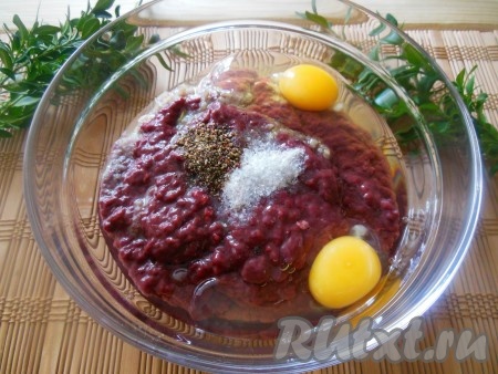 Пропустите через мясорубку печень, репчатый лук и чеснок. Добавьте яйца, черный молотый перец и соль по вкусу.
