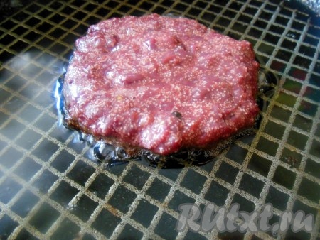 На сковороду, разогретую с растительным маслом, столовой ложкой выкладывайте небольшое количество фарша, формируя котлетки. Жарьте с двух сторон на среднем огне до изменения цвета (по паре минут с каждой стороны).
