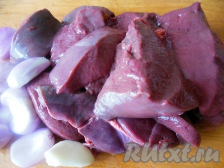 Свиную печень вымойте, обсушите и нарежьте на крупные кусочки. Репчатый лук и чеснок очистите.
