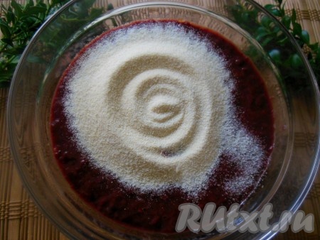 В получившуюся массу добавьте манную крупу, перемешайте и оставьте на 10-15 минут (для набухания манки). Фарш получится достаточно густым.