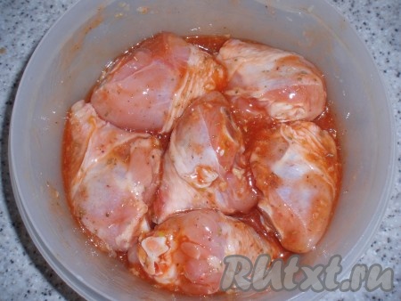 Полученной смесью залить курицу и оставить мариноваться на несколько часов (можно на ночь).
