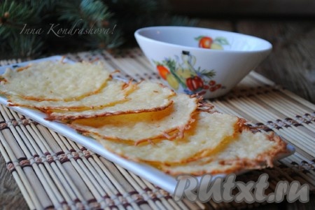 Сырные чипсы в духовке