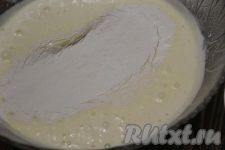 Далее просеять в массу муку и соль.