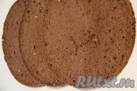 Готовый бисквит разрезать на три коржа.