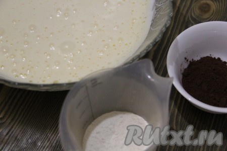 Затем, продолжая взбивать, добавить по одному желтки и растительное масло. Взбить массу до однородности.