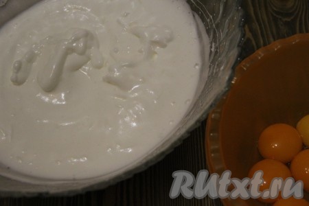 Затем добавить во взбитые белки сахарную пудру, лимонный сок и сахар, взбить до полного растворения сахара. Масса получится однородной и блестящей.