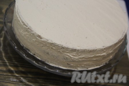 Затем сверху выложить второй корж, слегка прижать, смазать кремом, выложить чернослив, смазать кремом, сверху выложить третий корж. Верх и края торта покрыть кремом. Поставить шоколадный торт с черносливом и вареной сгущенкой в холодильник на ночь.