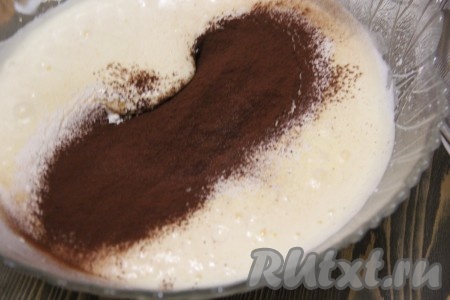 Затем просеять какао.