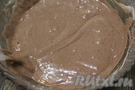 Тщательно перемешать тесто силиконовой лопаткой. Тесто получится очень воздушным и нежным.
