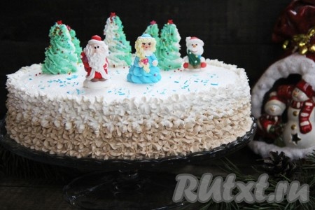 Готовый торт с черносливом и вареной сгущенкой украсить по желанию. Я покрыла бока торта кремом, а верх украсила кремовыми ёлками и фигурками из мастики.