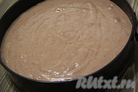 Дно формы для выпечки застелить пергаментом, выложить тесто и разровнять. Выпекать в разогретой духовке при температуре 200 градусов, примерно, 35 минут. Готовность бисквита проверить сухой зубочисткой. Я выпекала бисквит в разъёмной форме диаметром 28 см.
