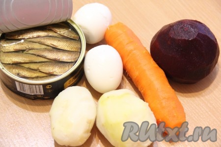 Сваренные овощи и яйца очистить.
