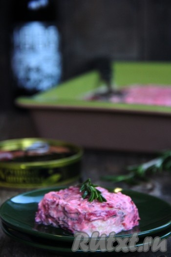 Смазать свеклу майонезом и поставить простой и очень вкусный салат "Шпроты под шубой" в холодильник на пару часов. По истечении времени подать салатик к столу.