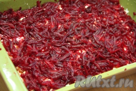 Натереть свёклу на крупной тёрке и выложить следующим слоем. 

