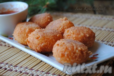 Изумительно вкусные сырные шарики, жареные во фритюре, готовы, подавать закуску в горячем виде. 
