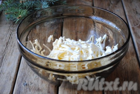 Сливочное масло достать из холодильника, натереть на крупной тёрке в глубокую миску.