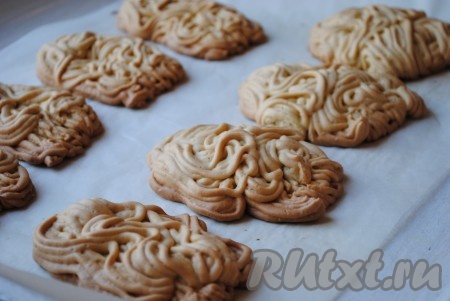 Выпекать песочное печенье в разогретой до 180 градусов духовке 15-20 минут,&nbsp;в зависимости от вашей духовки и размера заготовок. Готовое румяное печенье достать из духовки и дать остыть.&nbsp;