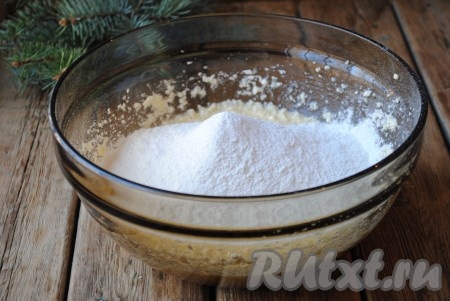 Всыпать крахмал и начать частями добавлять муку, перемешивая тесто вначале ложкой. А когда тесто начнёт собираться в ком, продолжать замешивать его руками, подсыпая муку по мере надобности.&nbsp;