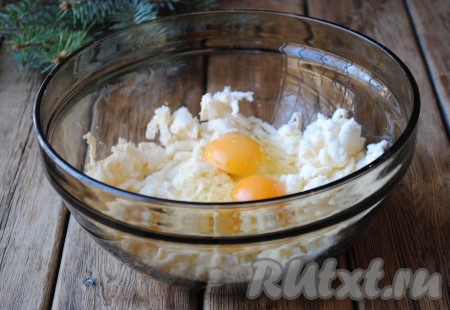 Вбить яйца и взбить массу с помощью миксера.&nbsp;