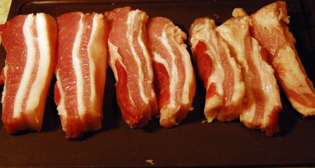 Нарезать его на полоски, а затем на мелкие кусочки.