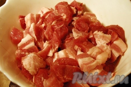 Соединить кусочки бекона с постным мясом.