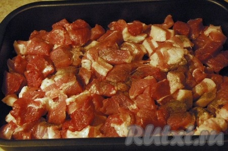 Выложить мясо в противень (форму) с бортами, посолить, поперчить.