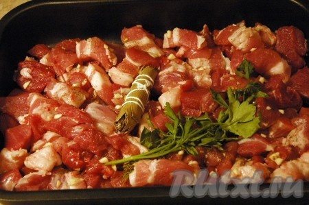 Разместить их поверх мяса.