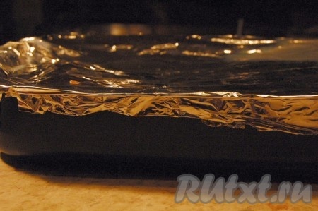 Добавить воды и плотно закрыть фольгой со всех сторон. Отправить в духовку, нагретую до 150 градусов, на 3 часа.